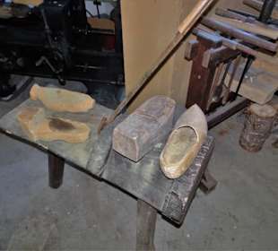 Holzschuhfertigung im Dörpmuseum Münkeboe
