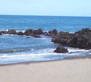 Kleiner schwarzer Strand