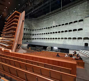 In einem der Säle. Interessant: Klappbare Ränge!