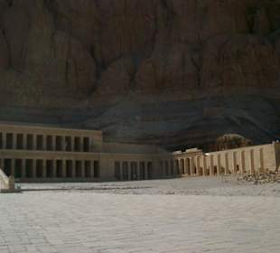 Sagenumwobener tempel mit felshintergrund