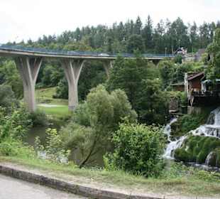 Kurvenbrücke und Wasserfall 