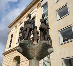 Skulptur die Fünf Sinne neben dem Alten Rathaus