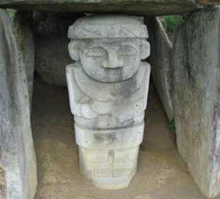 Präkolumbische Grabstätte mit Wächter