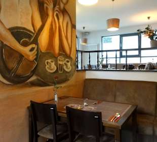 Blick in die Gasträume der Ouzeria Symposio