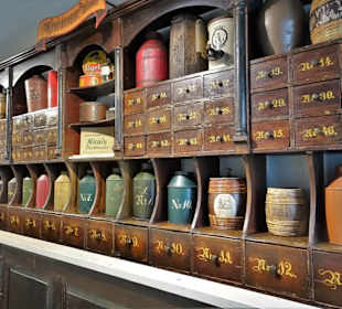 Blick in einen alten Kolonialwarenladen im Museum