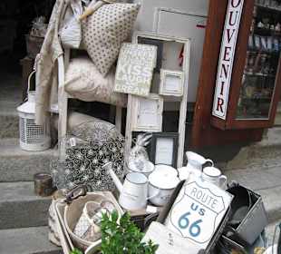 Реклама около магазина