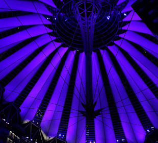 16. Sony Center in der Nacht