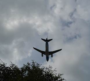 Flugzeug über der Anlage