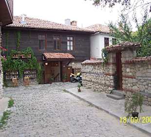 Gasse mit gemütlicher Kneipe im Hintergrund