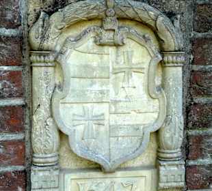 Altes Wappen in der Mauer