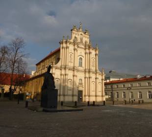 Visitantinnen Kirche u Denkmal Kardinal Wyszyński
