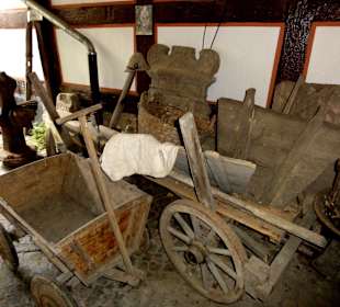 Exponate im Innenhof des Heimatmuseums