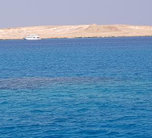 die blaue Lagune vor der Insel Tiran  (ein Halt während der 