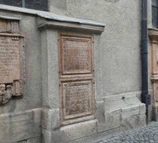 An der Außenwand der Peterskirche