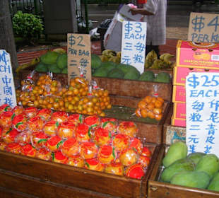 farbenfrohe Obststände