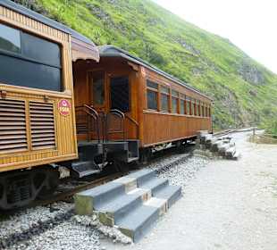 Halt auf freier Strecke, Stufen aus Bahnschwellen