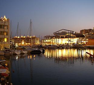 Der Hafen von Benamaldena bei Nacht...