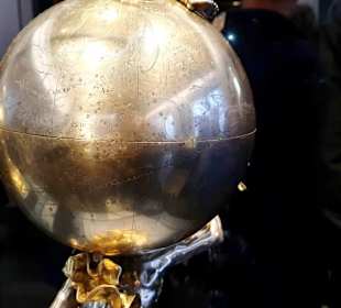 Weltkugel wurde mit Wein gefüllt