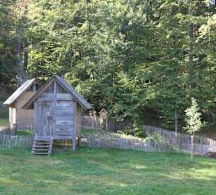 Nachbildung eines Gebäudes mit Garten