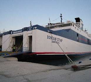 Fähre im Hafen von Zakynthos Stadt nach Killini