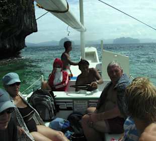 Immer dicht an den Felsen im Bacuit Archipel