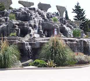 Begehbare künstlicher Felsen mit Wasserfall