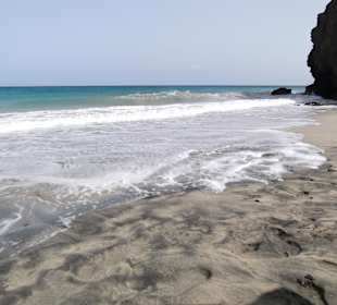 Naturstrand links vom Hotel