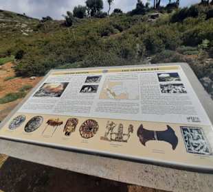 Hinweistafel an der Zeus-Höhle