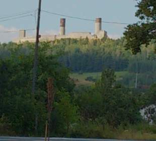 Widok z centrum na zamek w Chęcinach