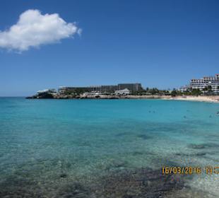 Kleiner Strand Maho Beach, große Flugzeuge