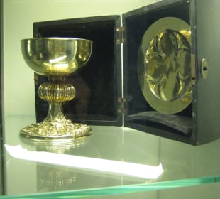 Eingangsbereich hinter dem Altar: Messkelch 1265