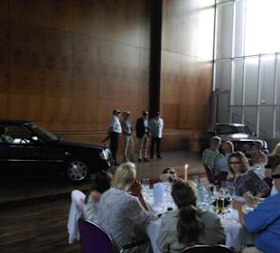 Stadthalle mit PKW auf der Bühne