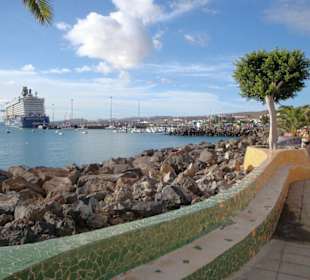 Nseltypische Mosaikbänke an der Hafenpromenade