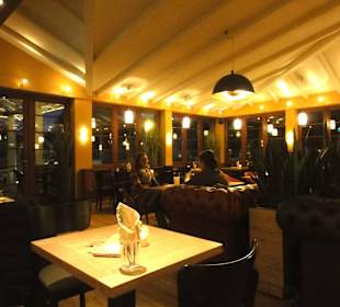 Abendlicher Gastraum im Cafe del Sol