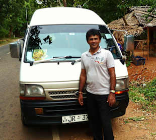 Guide Janith Priyanha vor seinem Bus