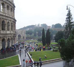 Das Kolosseum an Weihnachten im Regen