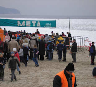 Jugendsportwettbewerb am Strand neben der Molo