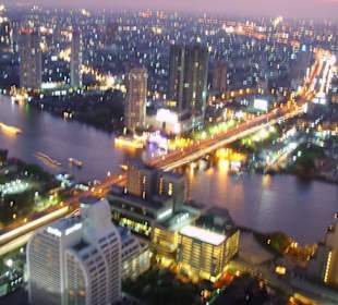 Blick aufs nächtliche Bangkok vom Sirocco