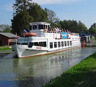 Schiff auf dem Oberländer Kanal