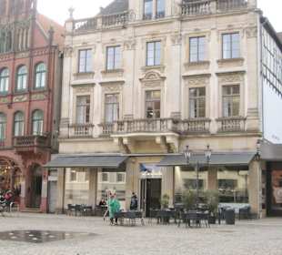 Blick über den Markt zu den schönen alten Häusern