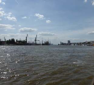 Die Elbe an den St. Pauli Landungsbrücken