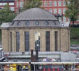 Das Zugangsgebäude an den Landungsbrücken