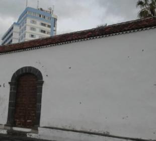 Ermita de San Telmo zwischen Promenade und Küste