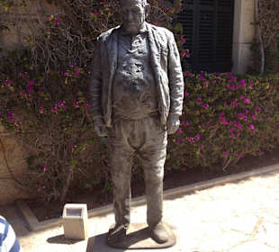 Skulptur neben dem Eingang