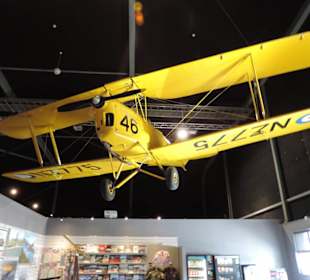 Militär und Zivilflugzeuge in einer Halle