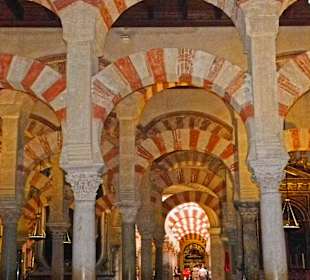 Darüber thronen die Rundbögen