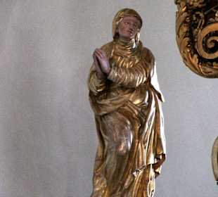 Heiligenfiguren an den Kirchenwänden