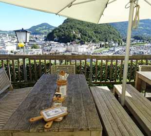 Sitzplätze auf der Terrasse der Stadtalm