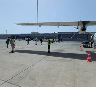 Terminal vom Flugfeld gesehen