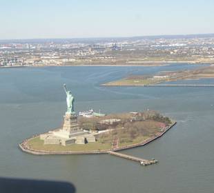 Freiheitsstatue vom Helikopter aus